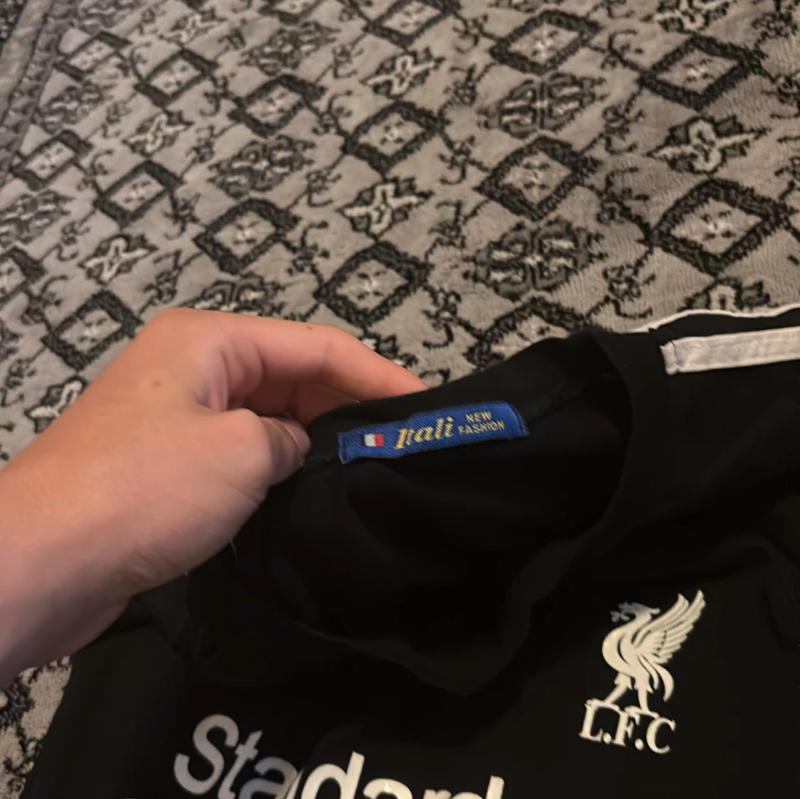 Säljer en svart liverpool tröja  - 4