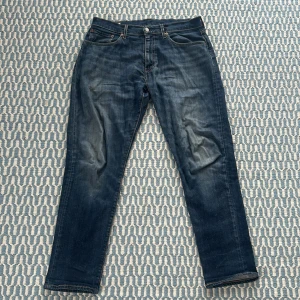 Levis 502 - Ett par feta Levis 502 jeans med passform straight leg. De är lite smutsiga vid benen men det går att tvätta bort. De är i storleken 32/32 och de är lite lösa i benen för en mer relaxed fit. Hör av dig vid minsta lilla fundering:)