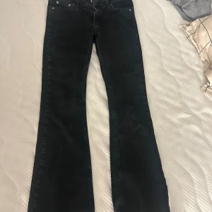 Svarta bootcut jeans från Junkyard S - Svarta lowwaist bootcut jeans från junkyard,ändast andvända två gånger men pga att dem är för långa för mig så har de blivit lite slitet i jeansens nerkant.Säljer för att rensa ur garderoben.köpta för 600 säljer för 170 pga skadan 