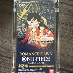 One Piece Card Game OP-01 : Romance Dawn Booster Box.(Japansk) - Upptäck One Piece-världen med Romance Dawn Card Game! Perfekt för fans av manga och anime, med coola illustrationer och spännande samlarkort. Utmana vänner och samla på unika kort – ett måste för alla unga äventyrare och samlare! Innehåller 24 booster pack+ 1 Promotion booster pack och 6 kort per pack. 
