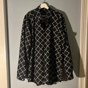 Svart rutig skjorta  - Svartvit rutigt skjorta. Storlek XL. Gott skick, inga defekter eller missfärgningar 