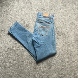 Ljusblåa lean dean Nudie Jeans - Märke: Nudie Jeans/ lean dean.                               Storlek: 30/32.                                                             Färg: ljusblå.                                                                  Skriv om mer info👌