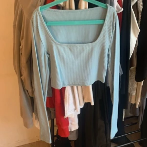 Ljusblå ribbade dress - Säljer en ljusblå ribbad dress med långärmad topp och matchande  kjol . Setet har en croppad topp med fyrkantig urringning och kjolen är rak och mjuka. Perfekt för dig som gillar en chill och trendig look.