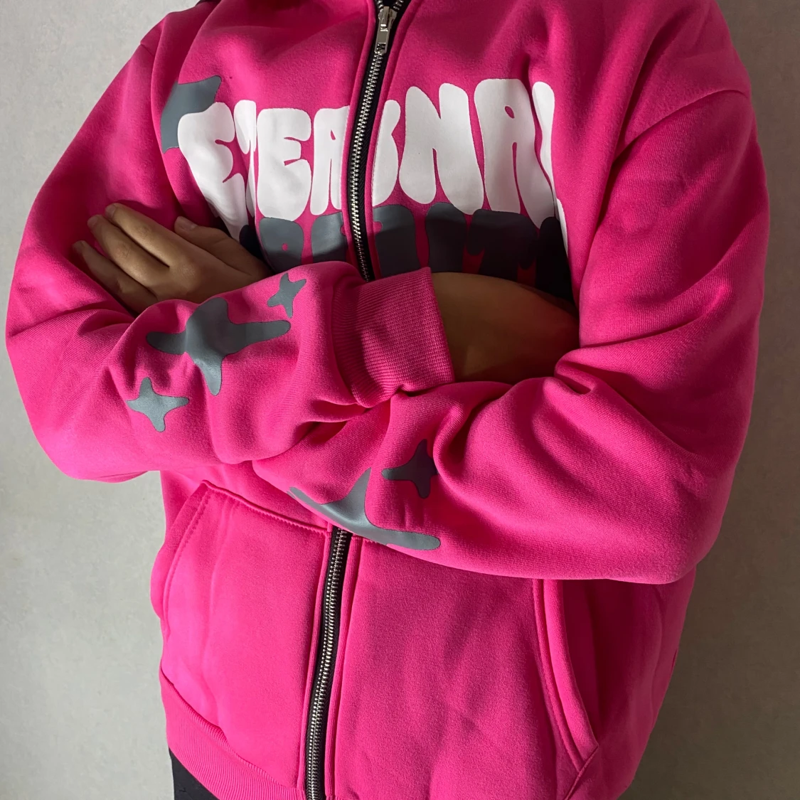 Rosa hoodie med tryck och dragkedja