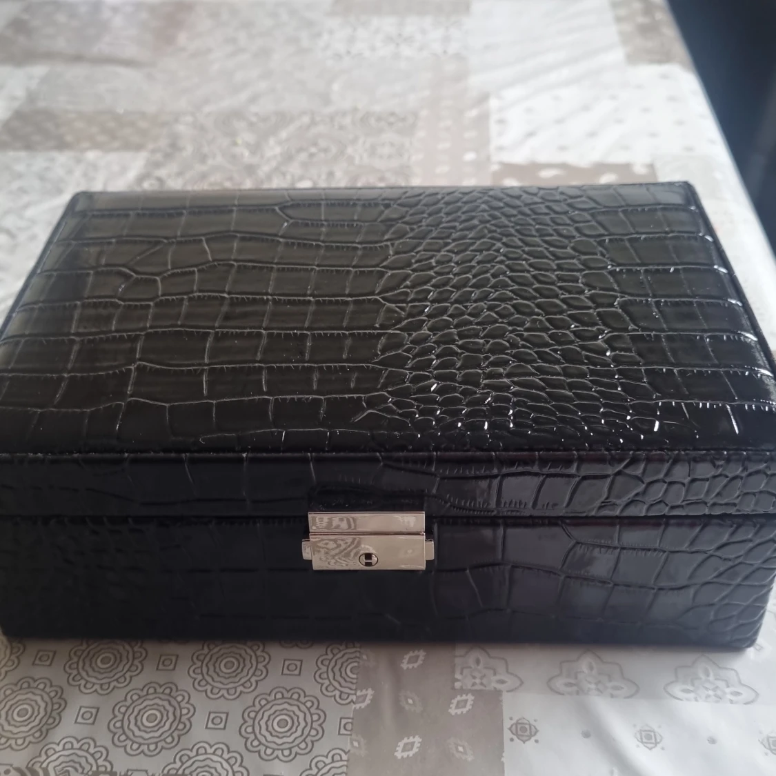 Svart smyckesbox i krokopräglat skinn