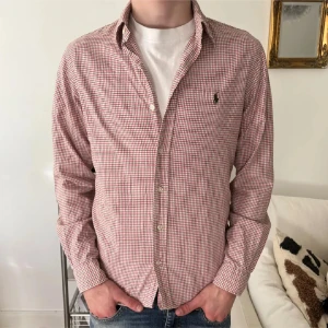 Ralph Lauren skjorta  - Ralph Lauren skjorta som är randig och är i nytt skick! Custom fit i storlek L
