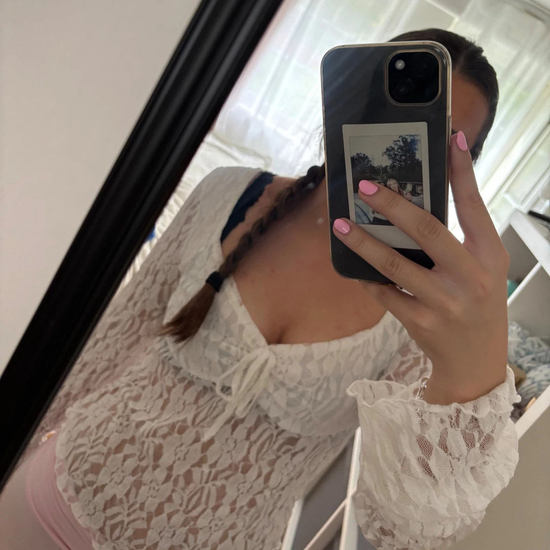 Vit spetsblus med knyt framtill