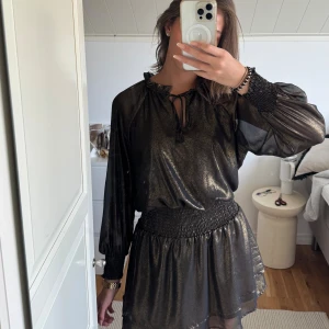 Glittrig kortklänning från Veronica M - Supersnygg kortklänning från Veronica M. Storlek xs och använt fåtal gånger🥰