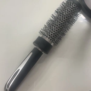 Hår borste  - perfekt att använd när man fönar håret så får man en prefekt blow out samtigt 