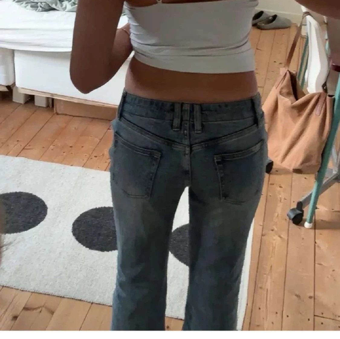 Blå bootcut jeans med slitning - 1