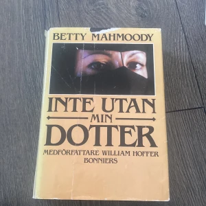 Inte utan min dotter - En gripande och dramatisk berättelse om en amerikansk kvinna och hennes dotter i Teheran. Boken skildrar kampen för frihet och överlevnad i en konfliktfylld värld. Perfekt för dig som gillar verklighetsbaserade historier med starka känslor och spänning.