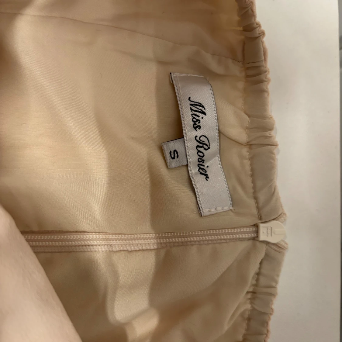 Champagnefärgad halterneckklänning Miss Rosier - 2