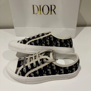 Dior sneakers - Tjena säljer mina dior skor i st 37, använda 2 gånger den är i väldigt bra skick! Hör av er vid någon fundering