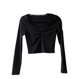 Crop top m spets - Gullig crop top m fina spets detaljer, materialet e lite stretchigt. Användes endast en gång(i provrummet💀)