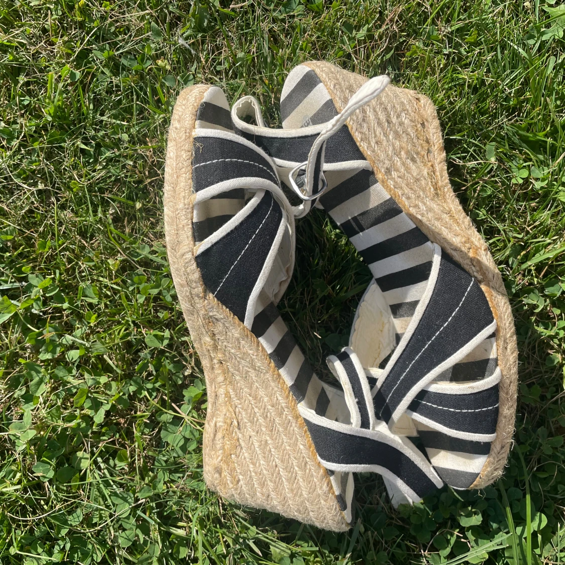 Randiga kilklackade sandaler