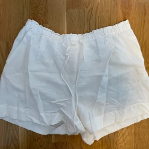 vita linneshorts - vita shorts i linnemix från H&M med elastisk midja och snörning framtill!