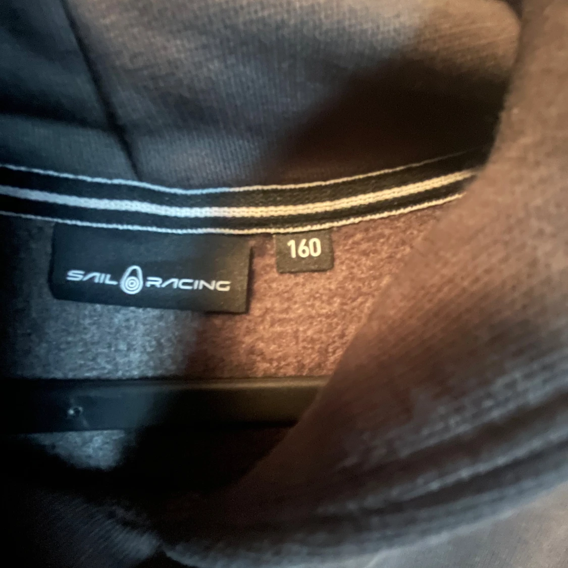 Svart/grå hoodie från Sail Racing - 1