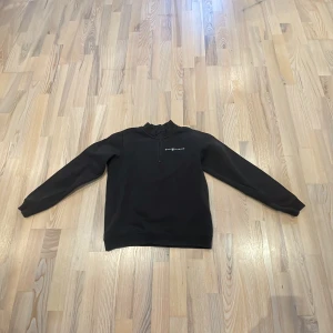 Svart Sail Racing tröja med half zip - Svart långärmad tröja från Sail Racing. Nypris 1300 och där är inte använd så mycket. Pris kan diskuteras 
