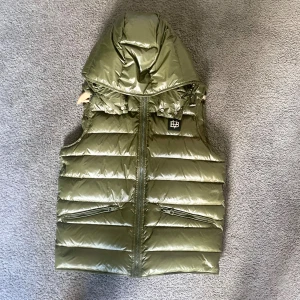 Bvaldi väst  - Hej,säljer nu denna bvaldi väst i grönfärg,Köpte den för cirka 5 månadersedan och kunde inte skicka tillbaka den så säljer den nu för ett billigare pris än vad den såldes på hemsidan,Säljs inte längre på deras hemsida vilket gör den lite mer sällsynt.Aldrig haft den utomhus och är bara testad har även kvar påsen den kom till och kan försöka leta upp tags till den,Den är i storlek M men skulle säga att den är lite mellan M-L.Skriv om du undrar något skickar gärna fler bilder på den🤗