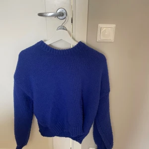 Blå stickad tröja från SHEIN - Mysig blå stickad tröja från SHEIN i storlek S. Tröjan har en klassisk rund halsringning, ribbade muddar och lång ärm. Perfekt för lager-på-lager och chill dagar. Enkel och stilren design som passar till det mesta.