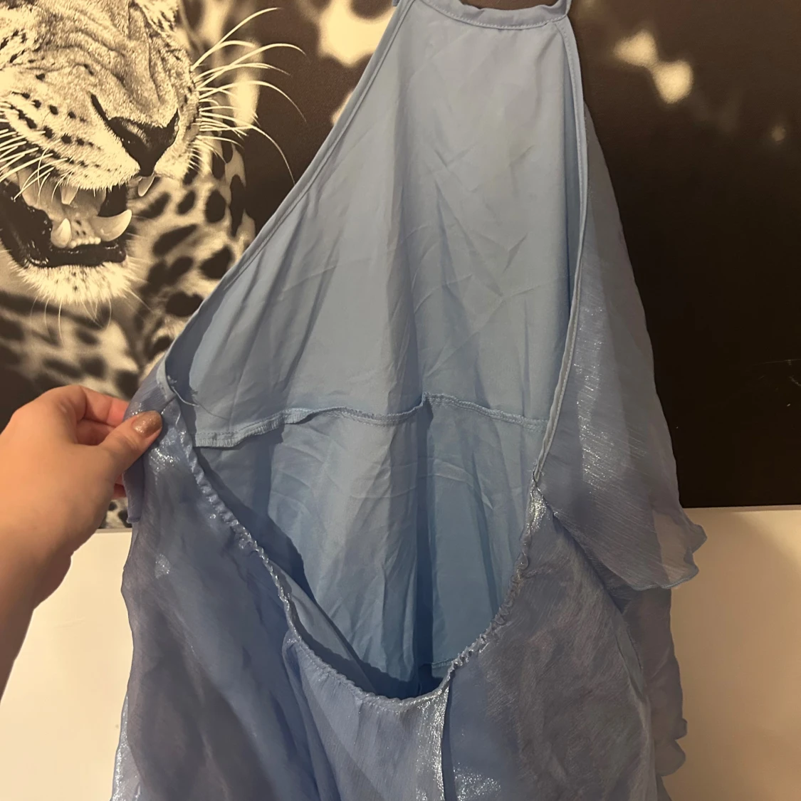 Ljusblå volangklänning med knytband & öppen rygg  - 2