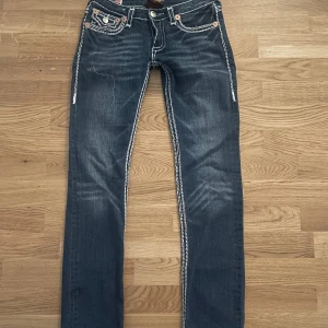 True Religion blå bootcut jeans - Jätte snygga true religion jeans, köpta för 1200. Storlek 27 i midjan och passar på 160-170. Mycket bra kvalitet, pris kan diskuteras.❤️