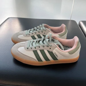 Adidas Samba sneakers i pastell - Supersnygga adidas skor ny skick man kan härma upp i Nacka forum. Pris kan diskuteras 
