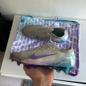 Nike mercurial vapor - Tja säljer nu mina sjukt snygga Nike mercurial fotbollsskor! Jättebra och och köpta för runt en månad sedan från unisport för 3500kr! Jätte bra skick har endast blivit lite smutsiga från konstgräset och färgen har försvunnit lite, ändå nackdelen med det, denna färg är helt slutsåld och mycket populär! Skriv via frågor! 
