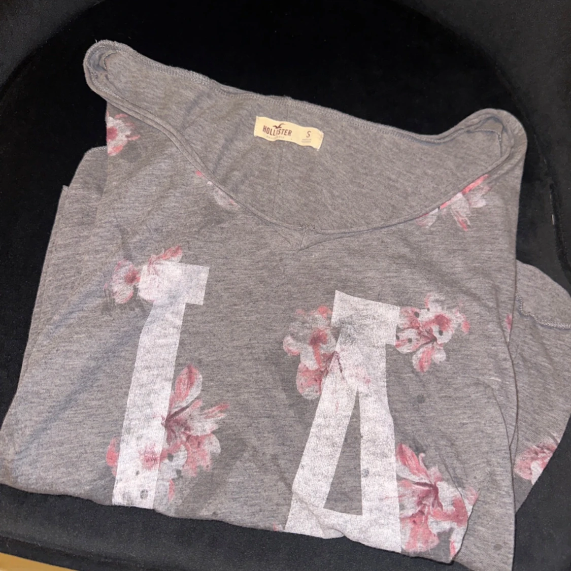 Grå blommig topp från Hollister