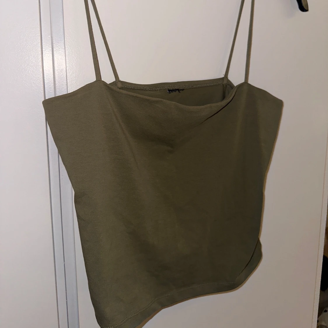 Olivgrön linnetopp med smala axelband