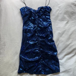 Zara Klänning - Blå paljettklänning från Zara🪩  Använd ett fåtal gånger Köparen står för frakten