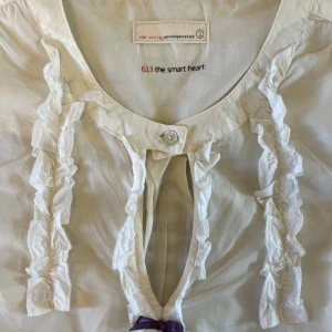 Odd Molly blus storlek 1 - Söt blus från Odd Molly, storlek 1. Väl använd men bra skick tycker jag. En liten missfärgning finns därav det låga priset.