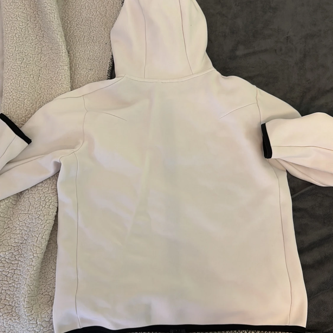 Vit Nike hoodie med svarta detaljer - 1