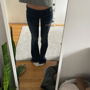 Bootcut jeans från Gina Tricot XS - säljer dessa as snygga jeans från gina! det är lite trasiga nere vid fötterna då det är förlånga (bild 3). jag är ca 167cm💞