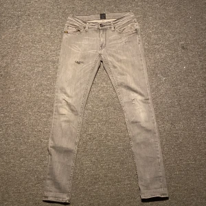 Grå Tiger of Sweden jeans - Säljer dessa gråa Tiger of Sweden jeans | Feta slitningar | Fet tvätt | Storlek W30 L32 men passar W28 L30 | Skick 8/10 | Priset är ej hugget | Hör av dig vid frågor och funderingar//