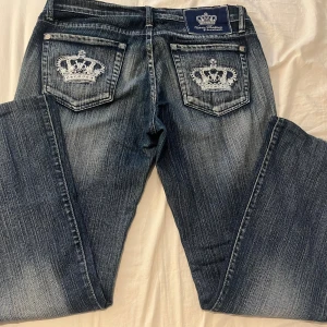 Victoria Beckham  jeans - Skitsnygga lågmidjade Victoria Beckham jeans med bootcut/straight passform! Köpta på plick i jättebra skick men säljer då de är förstora i midjan på mig. De är uppsydda av tidigare ägaren men går lätt att sprätta upp. Inga särskilda defekter förutom lite längst ner vid ena foten! Mått: Innerbenslängd:  74cm (+ några centimeter om uppsyning sprätts) Midjemått: 40cm