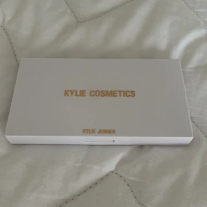 Kylie Cosmetics Palette  - En ögonskuggs plaett från Kylie Cosmetics som knappt alls är använd då jag aldrig använder ögonskugga. Jättefin och i stort sätt orörd med jättefina färger i. Skriv för fler bilder eller frågor☺️💗priset kan jag sänka och tveka inte med att skicka prisförslag!! 
