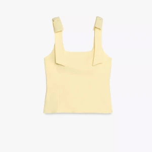 Gul topp från zara - Gul topp från Zara, aldrig använt så, bara testat! Då den inte passa mig säljer jag vidare. Passar xs och även s!!🌟🌟🌟🥹