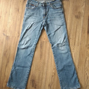Wrangler jeans - Wrangler jeans som är lagade i skrevet! Annars jättefint skick🤗 passar mig som är 167