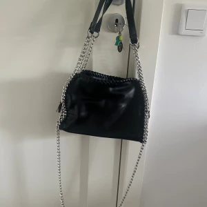 Svart axelväska med kedjedetaljer - Väska från Gina tricot 