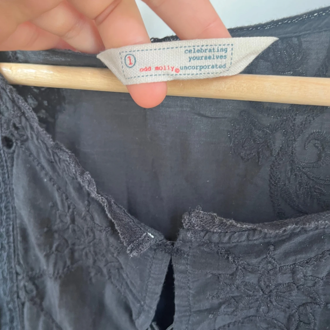 Svart broderad blus med knyt  - 4