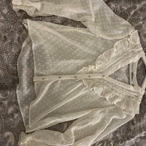 Blus från Zara  - Blus med volang från Zara 