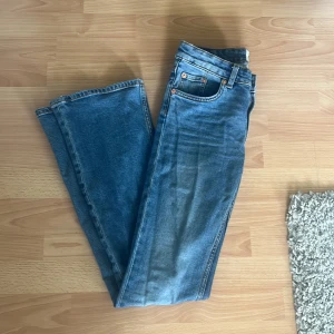 Blå low waist bootcut jeans från lager 157 - Snygga blå jeans från lager 157 med klassisk femficksdesign och bootcut-ben. Jeansen har en  låg midja och är tillverkade i slitstarkt denim med lätt tvättad look. Perfekta för dig som gillar en retrostil med lite utsvängda ben.