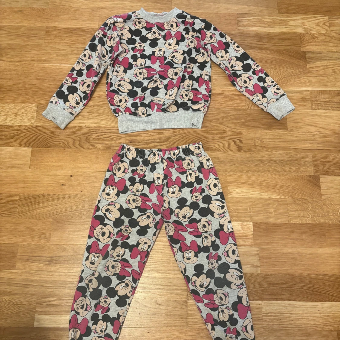 Grå Disneytröja med Minnie & Mickey