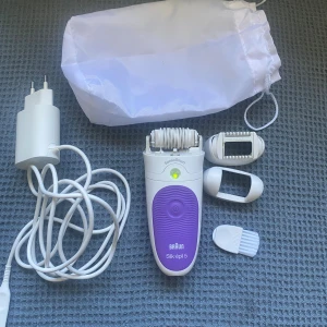 Silk-épil 5  Braun - Braun Silk-épil 5 SensoSmart epilator i fint skick, komplett med laddare, extra tillbehör, rengöringsborste och förvaringspåse. Perfekt för skonsam och effektiv hårborttagning. Inga synliga defekter eller större slitage.