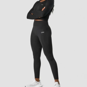 Svart träningsset från ICANIWILL - Svarta tights plus tröja från ICIW. Sitter riktigt skönt och mycket bra kvalitet. Ej använd så mycket så i fint skick. Snygg och enkel design som passar till allt. Nypris 1000kr så säljer rejält mycket billigare💕Skickar med gåva vid köp😍Du väljer vad. Kan posta alla vardagar