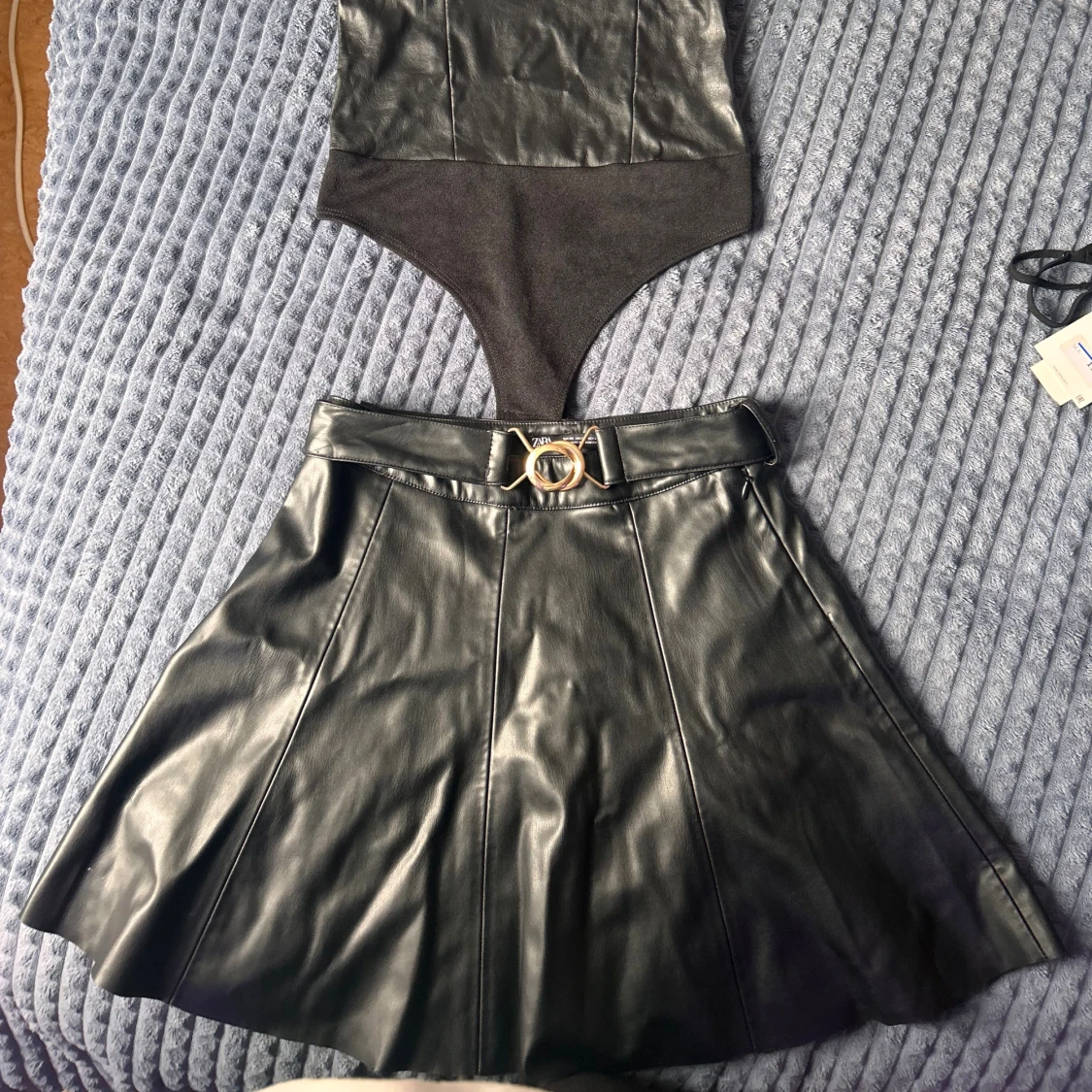 Svart skinnkjol och en body från Zara - 1