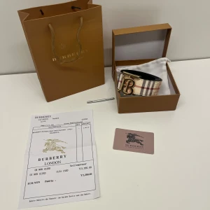 Burberry bälte - Ett reversable burberry bälte vilket betyder att det går att vända den ut och in så du kan ha den i beige och i svart med guldig logga i 105 cm, den är helt ny och allt i bilderna kommer med. Pris kan diskuteras och skriv om du har några frågor. 