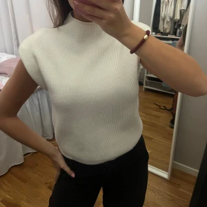 RIBBAD POLOTRÖJA - Stilren snygg polotröja!!! Helt oanvänd och fint stickad, så värd!!💓💓🤗🤗🤗🤗 passar XS-M beroende på hur man vill att den ska sitta