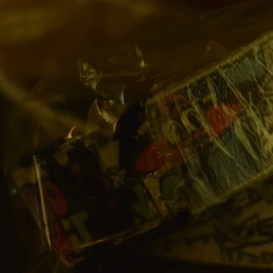 Louise Vuitton bälte med graffiti motiv - Unikt Louise Vuitton bälte i skinn med färgglad tecknad design och svart spänne. Bältet har inslag av blått, rött, vitt, lila och svart samt coola graffitiliknande detaljer. Perfekt för dig som vill sticka ut med en exklusiv accessoar.